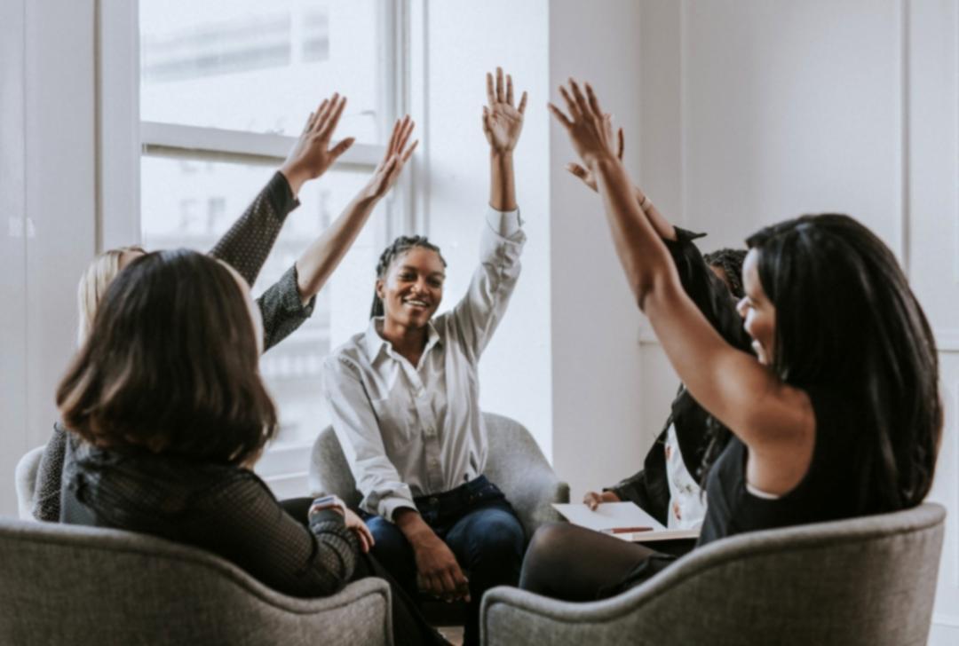 Professioneller Finanzberater bei der Arbeit mit Dokumenten und digitalen Tools